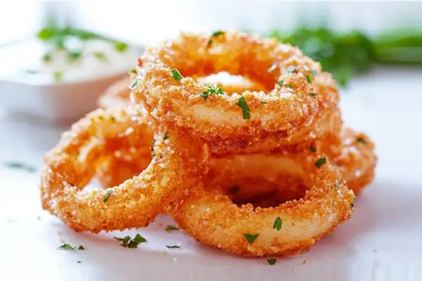 Knusprige Zwiebelringe, die man einfach selber machen kann. Perfekt als Snack oder Beilage.